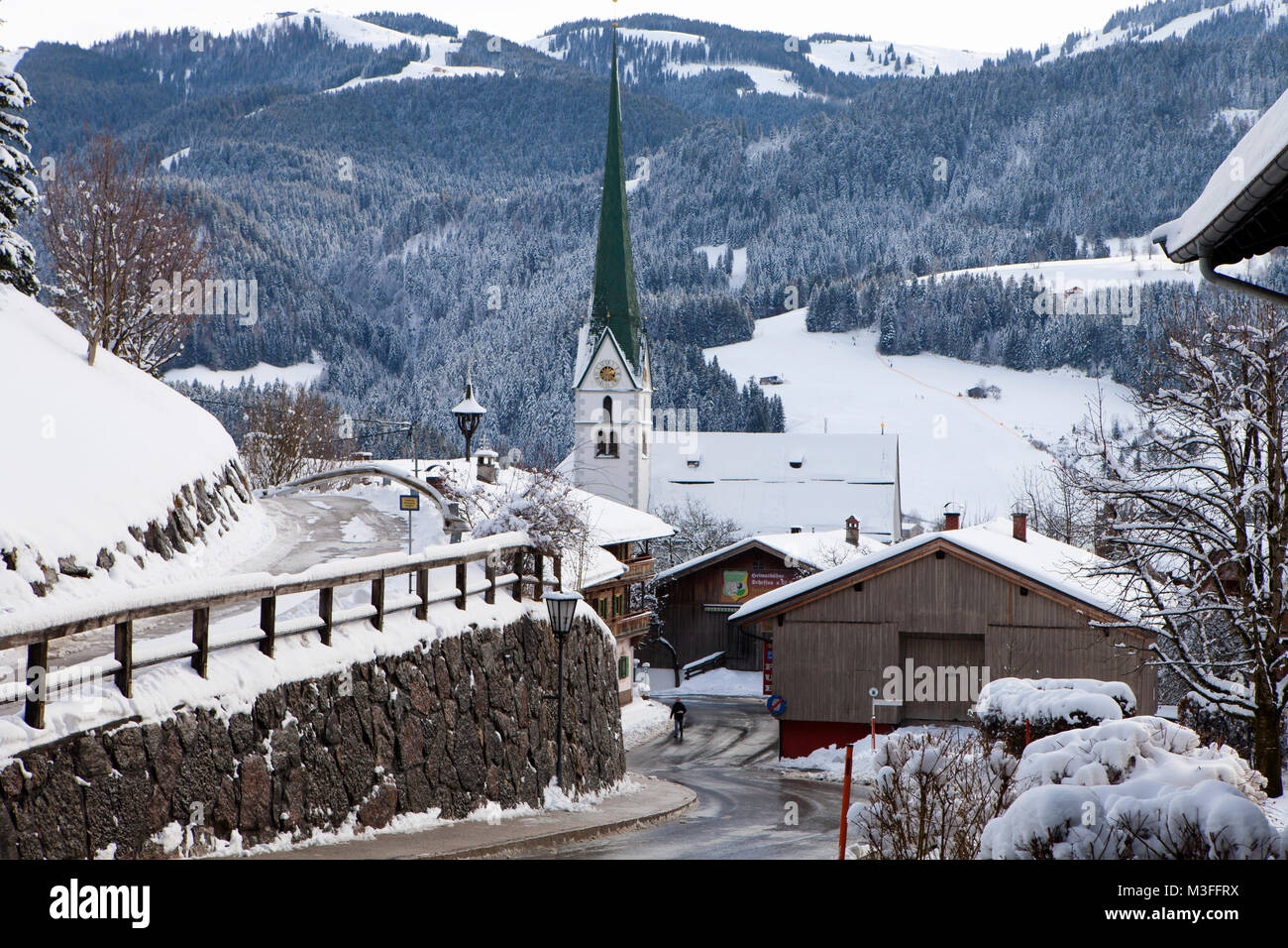 SCHEFFAU, Austria - gennaio 18th, 2018: Stazione sciistica di Sceffau ottiene govered con neve fresca. Scheffau è una graziosa cittadina austriaca con archit tirolese Foto Stock