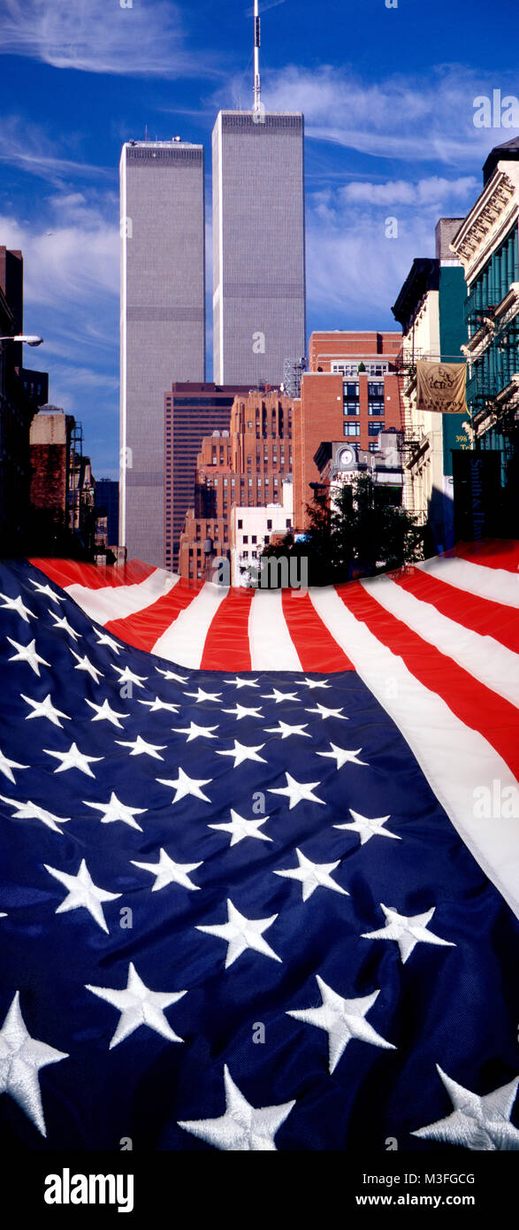 World Trade Center prima dell'9/11 attacco. Colore verticale composizione fotografica delle Torri Gemelle con una bandiera americana nella parte inferiore Foto Stock