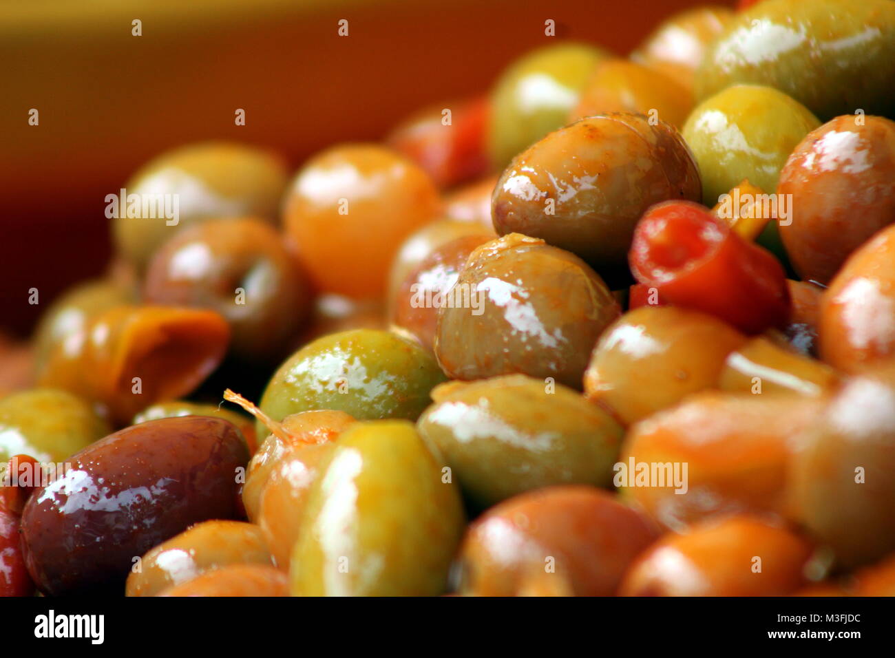 Le olive per la vendita in un mercato all'aperto nelle Alpi francesi Foto Stock
