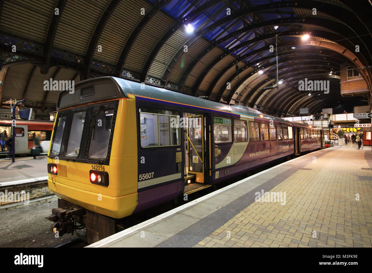 Rampa settentrionale azionato dalla Serco Abellio e funzionamento del treno di classe aziendale 142 142016 Diesel Multiple Unit DMU presso la stazione ferroviaria di York Inghilterra Foto Stock