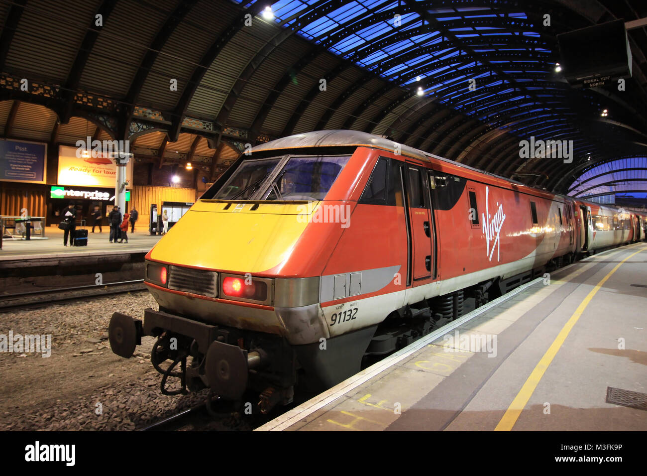 Virgin Trains British Rail Class 91 91132 elettrico locomotiva del treno presso la stazione ferroviaria di York Inghilterra Foto Stock