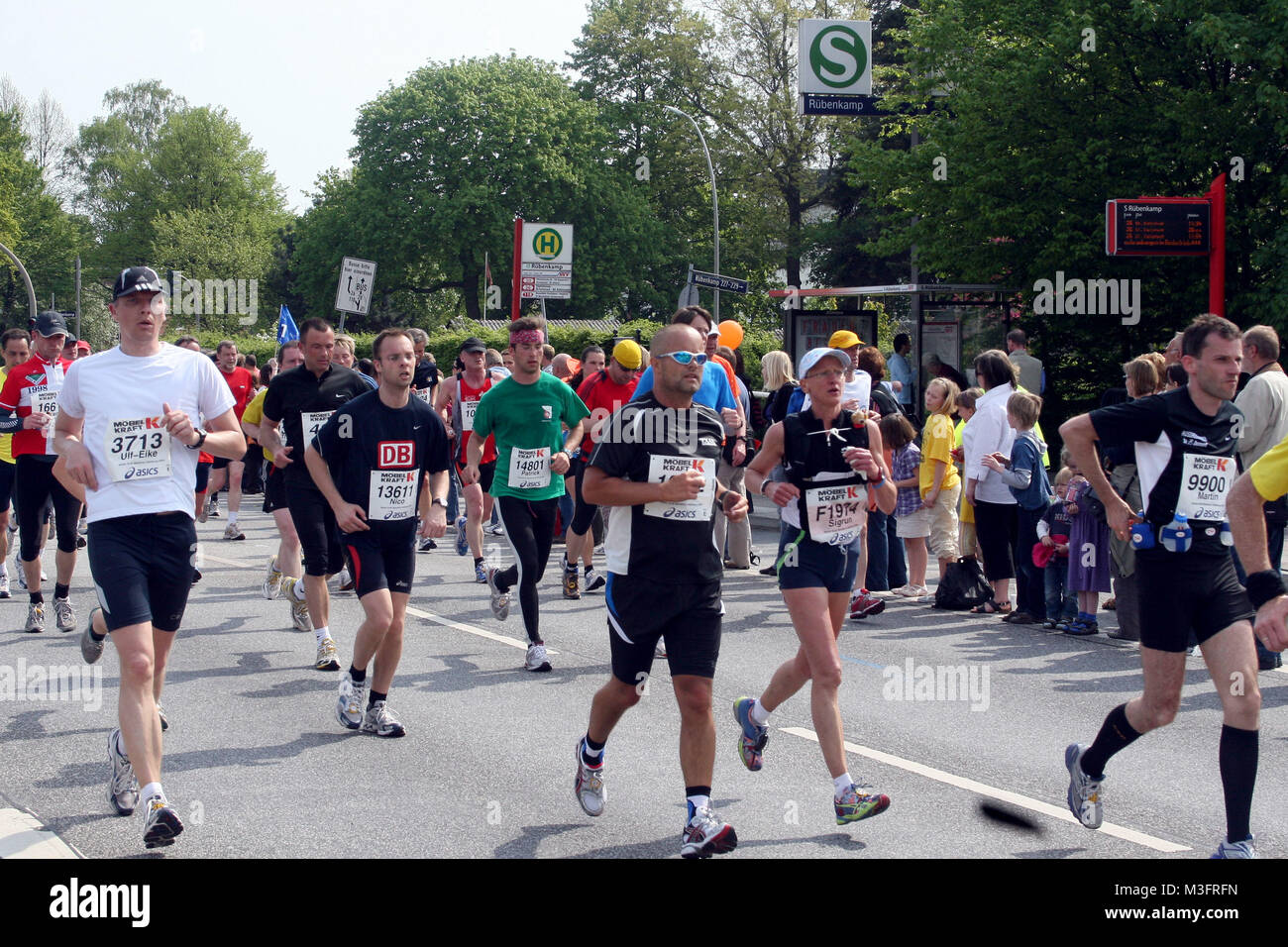 Maratona di Amburgo 2009, 20158 Teilnehmer und ueber 600000 Zuschauer beim Hamburg Marathon, 26.04.2009 Foto Stock