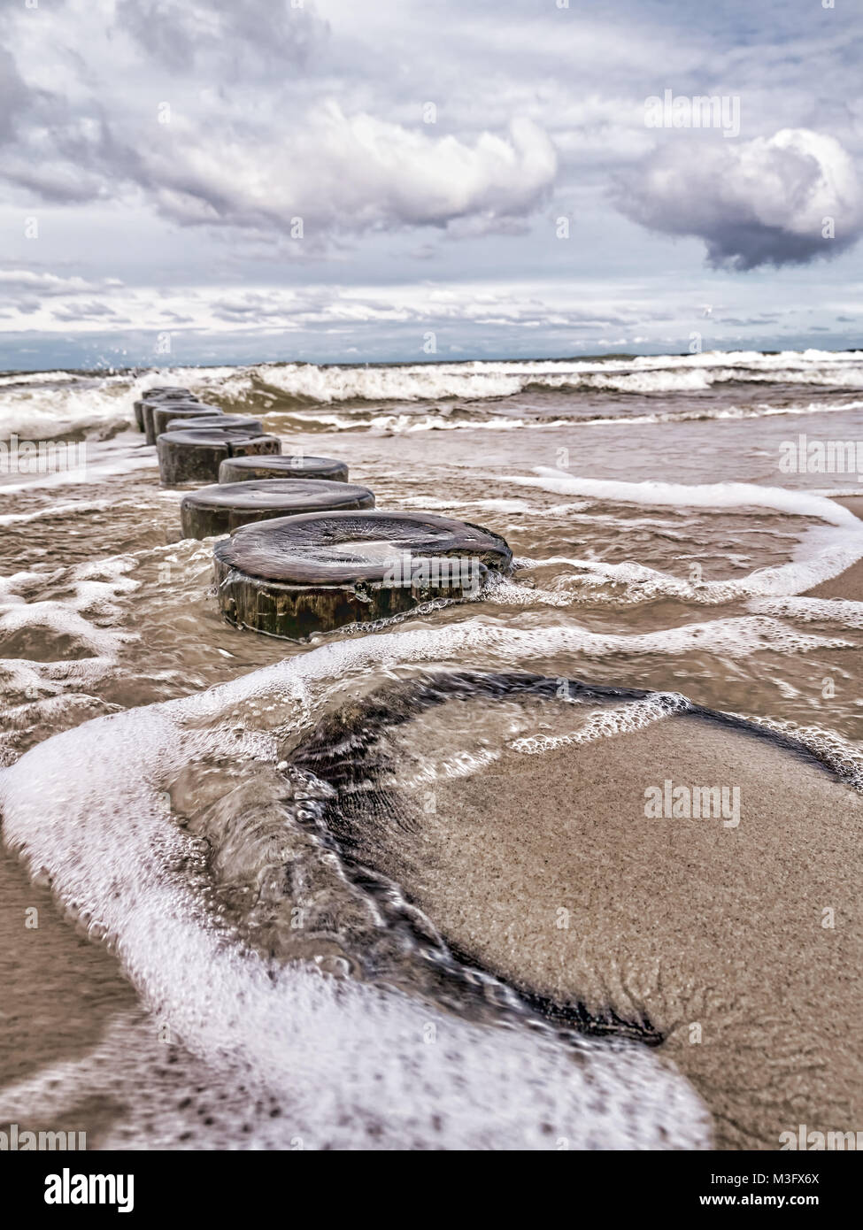 Vecchio e stagionato onda in legno interruttori, Ustka, Mar Baltico, Polonia Foto Stock