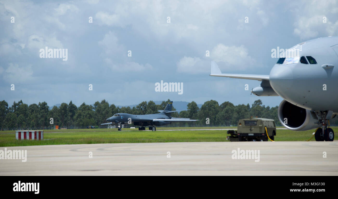 Un U.S. Air Force B-1B Lancer con la trentasettesima bomba Expeditionary Squadron assegnato alla Andersen Air Force Base, Guam ritorna dalla sua ultima missione di addestramento, mentre passando alla Royal Australian Air Force Airbus KC-30A che ha condotto la prima aria operativi della missione di rifornimento con il bombardiere su dal 1 dicembre 2017, in base RAAF Amberley, Australia. Due kamikaze sono arrivati a Amberley come parte del Regno States-Australia forza iniziative di postura aria avanzato programma di cooperazione che si basa su esercizi di aria e la formazione tra le due forze aeree. (U.S. Air Force Foto Stock