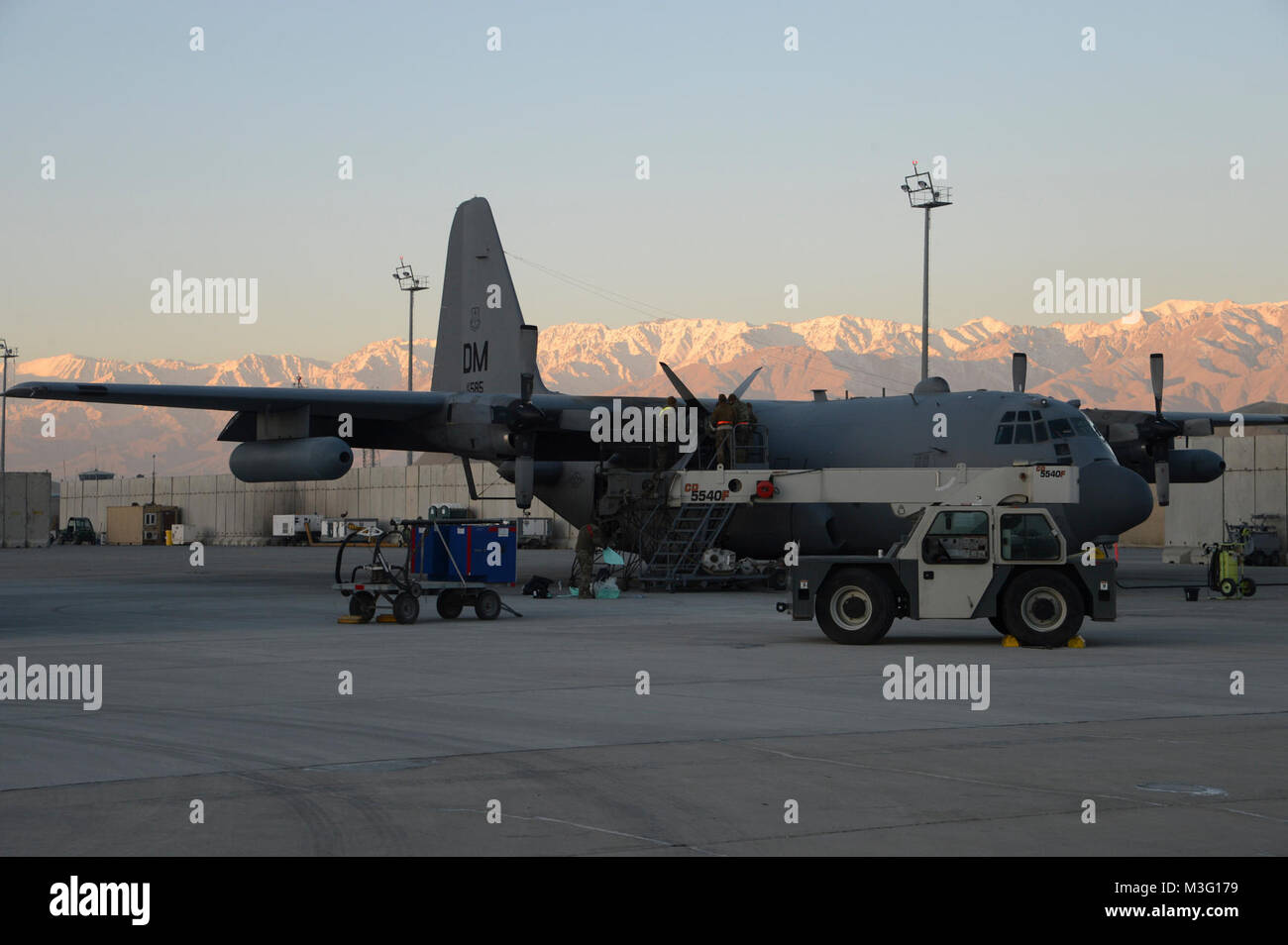 Avieri dal 455th Expeditionary Manutenzione aeromobili squadrone di eseguire le operazioni di manutenzione su un EC-130H Compass Call Febbraio 2, 2018 a Bagram Airfield, Afghanistan. La CE-130H Compass è un appello a Airborne Tactical Weapon System utilizzando un approccio fortemente modificato la versione di C-130H progettato per distruggere il nemico di comando e di controllo delle comunicazioni e limiti avversario coordinamento indispensabile per forza nemico di gestione. (U.S. Forza Foto Stock