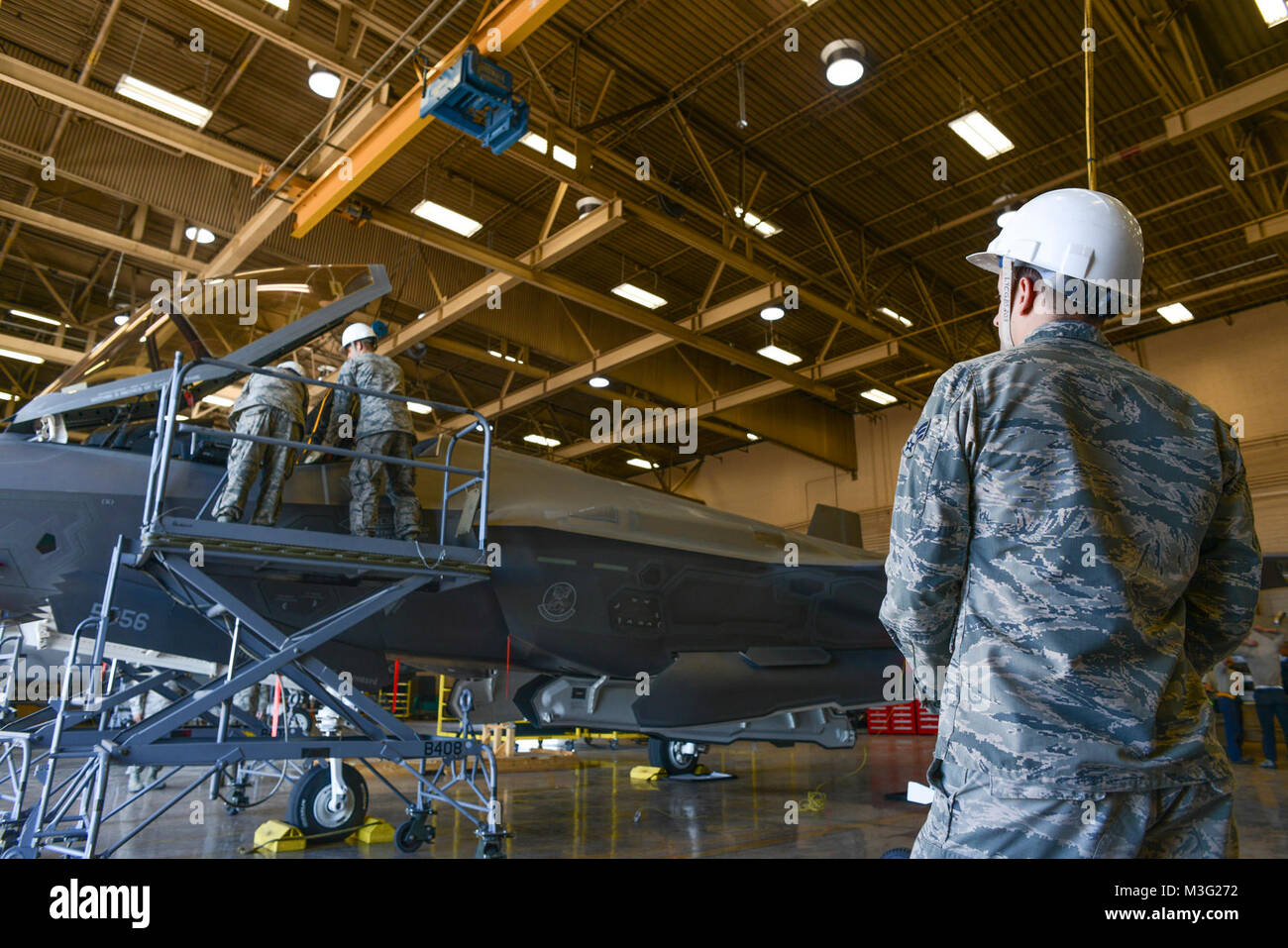 Senior Airman Bradley Isom, 56th componente squadrone manutenzione sistemi di temporizzazione tecnico, controlla un carroponte usato per rimuovere un sedile di espulsione da un F-35un fulmine II a Luke Air Force Base, Ariz., 11 genn. 2018. Nel maggio 2017, tre modifiche sono state implementate per la F-35 sistema di espulsione per rimuovere la 136 libbra di peso limite restrizione. (U.S. Air Force Foto Stock