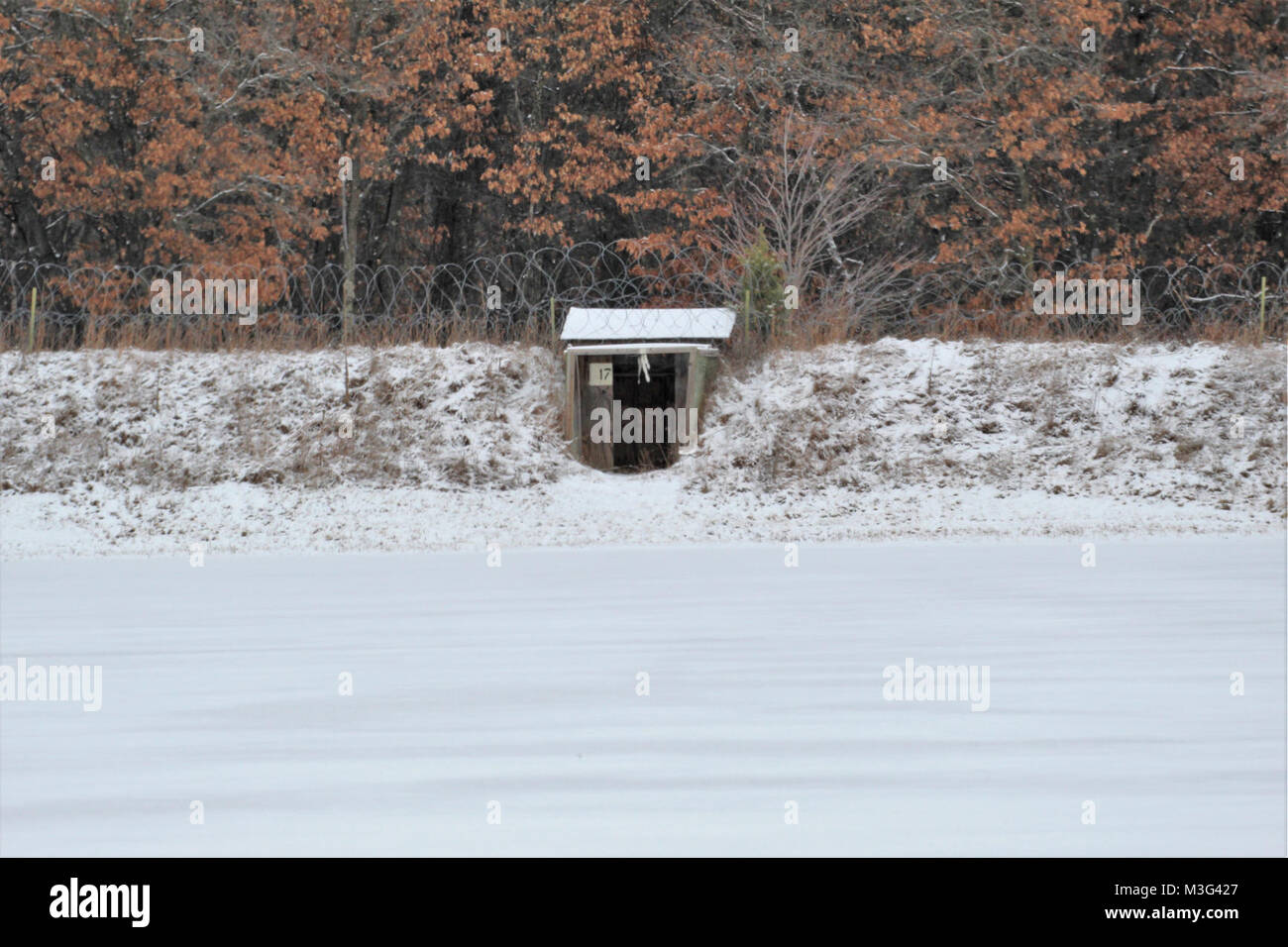 Area di formazione lotta difensiva posizione è mostrata ricoperta di neve a migliorare Tactical Training Base Liberty (ITTB) il 24 gennaio 2018, a Fort McCoy, Wis. Il ITTB è utilizzato regolarmente da transienti di truppe di formazione a Fort McCoy per esercizi e altri eventi formativi. (U.S. Esercito Foto Stock