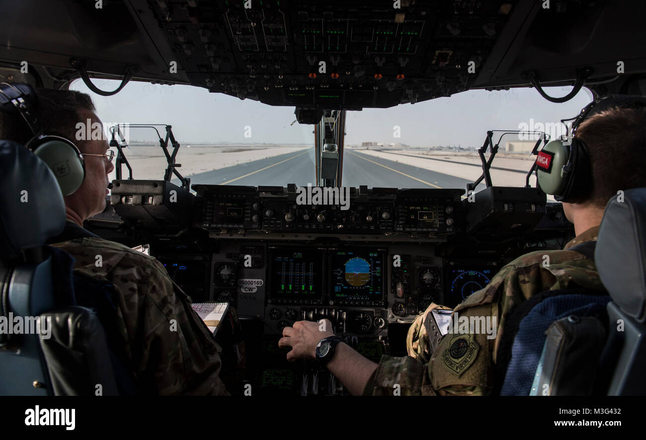 Stati Uniti Air Force C-17 Globemaster III piloti, assegnato alla 816th Airlift Expeditionary Squadron, attendere sulla pista di decollo Al Udeid Airbase, Qatar, Gennaio 24, 2018. Il C-17 è in grado di rapida erogazione strategica di truppe e di tutti i tipi di cargo alle basi NEGLI STATI UNITI Comando centrale area di responsabilità. (U.S. Air Force Foto Stock