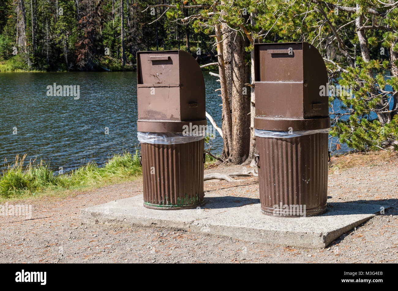 Sostenere la prova Garbage lattine vicino Sylvan Lake. Parco Nazionale di Yellowstone, Wyoming USA Foto Stock