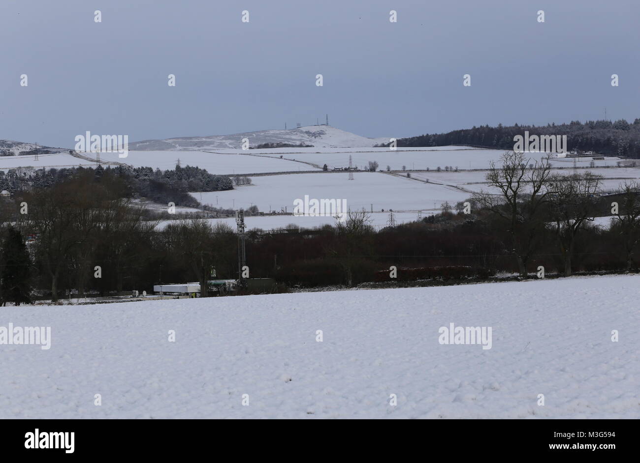 Coperta di neve campi con lontane colline Sidlaws Scozia Gennaio 2018 Foto Stock