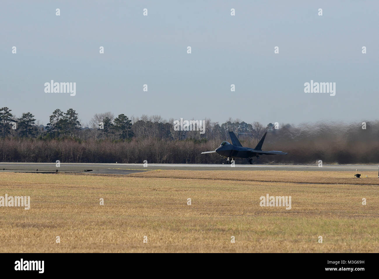 Un F-22 Raptor da combattimento aereo il comando F-22 Team di dimostrazione a Langley Air Force Base, Virginia, decolla prima di effettuare una dimostrazione pratica, Gennaio 26, 2018 presso Seymour Johnson Air Force Base in North Carolina. La F-22 aerodesign, avanzato controllo di volo, il calcolo del vettore di spinta e spinta elevato rapporto peso-forniscono la capacità di competere con successo con tutti gli attuali e gli aeromobili proiettata. (U.S. Air Force Foto Stock