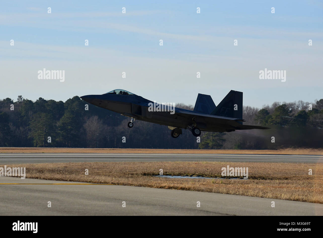 Un F-22 Raptor da combattimento aereo il comando F-22 Team di dimostrazione a Langley Air Force Base, Virginia, decolla prima di effettuare una dimostrazione pratica, Gennaio 26, 2018 presso Seymour Johnson Air Force Base in North Carolina. La F-22 aerodesign, avanzato controllo di volo, il calcolo del vettore di spinta e spinta elevato rapporto peso-forniscono la capacità di competere con successo con tutti gli attuali e gli aeromobili proiettata. (U.S. Air Force Foto Stock