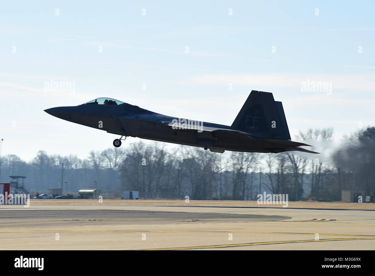 Un F-22 Raptor da combattimento aereo il comando F-22 Team di dimostrazione a Langley Air Force Base, Virginia, decolla prima di effettuare una dimostrazione pratica, Gennaio 26, 2018 presso Seymour Johnson Air Force Base in North Carolina. La F-22 aerodesign, avanzato controllo di volo, il calcolo del vettore di spinta e spinta elevato rapporto peso-forniscono la capacità di competere con successo con tutti gli attuali e gli aeromobili proiettata. (U.S. Air Force Foto Stock