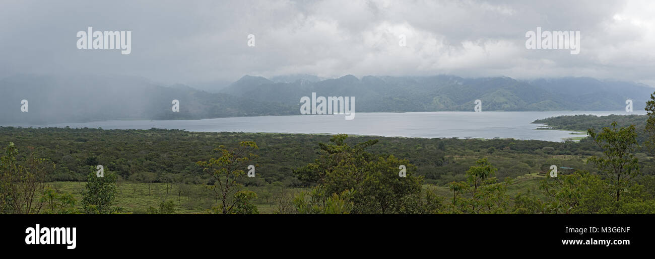 Vista panoramica del lago Arenal in condizioni di tempo piovoso, Costa Rica Foto Stock