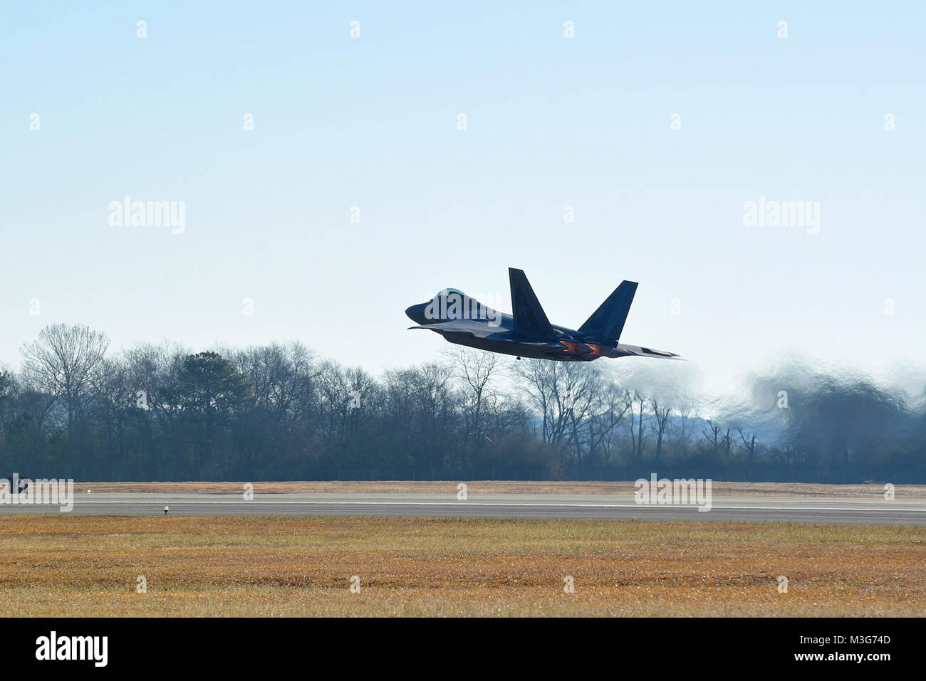Un F-22 Raptor da combattimento aereo il comando F-22 Team di dimostrazione a Langley Air Force Base, Virginia, decolla prima di effettuare una dimostrazione pratica, Gennaio 26, 2018 presso Seymour Johnson Air Force Base in North Carolina. La F-22 aerodesign, avanzato controllo di volo, il calcolo del vettore di spinta e spinta elevato rapporto peso-forniscono la capacità di competere con successo con tutti gli attuali e gli aeromobili proiettata. (U.S. Air Force Foto Stock