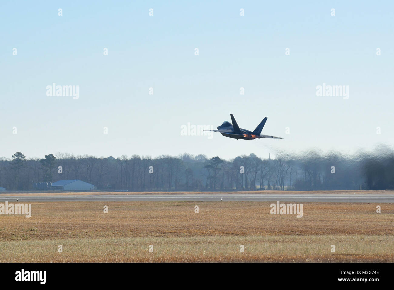 Un F-22 Raptor da combattimento aereo il comando F-22 Team di dimostrazione a Langley Air Force Base, Virginia, decolla prima di effettuare una dimostrazione pratica, Gennaio 26, 2018 presso Seymour Johnson Air Force Base in North Carolina. La F-22 aerodesign, avanzato controllo di volo, il calcolo del vettore di spinta e spinta elevato rapporto peso-forniscono la capacità di competere con successo con tutti gli attuali e gli aeromobili proiettata. (U.S. Air Force Foto Stock
