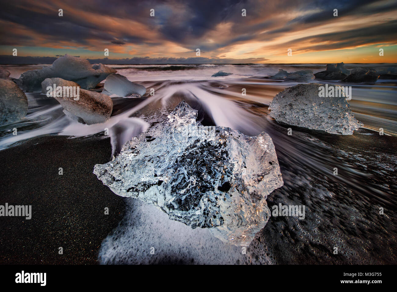 Molti iceberg sulla Jokulsarlon spiaggia nera, Islanda Foto Stock