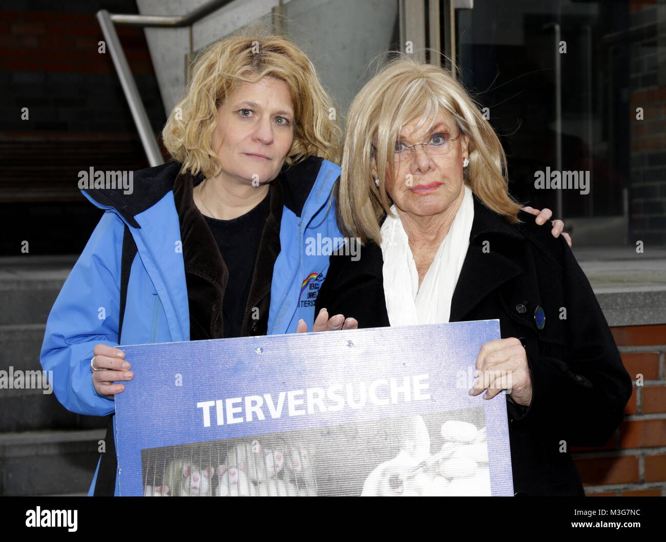 Bettina Jung Tierschutzpartei Und Ingrid Van Bergen Uebergabe Der Petizione Keine Tierversuche Der Umstrittenentierversuchsanstalt Lpt Hamburg Und In Mienenbuettel In Der Behoerde Fur Gesundheit Und Verbraucherschutz Fachbereich Veterianaerwesen