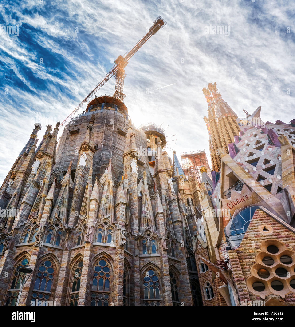 Barcellona, Spagna - 13 Maggio 2017: i dettagli architettonici e sculture di uno dei lati del Tempio della Sagrada Familia. Foto Stock