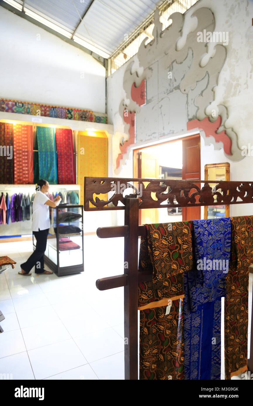 Tradizionale tessuta a mano tenun ikat mostrando in vendita nel negozio di Tenun ikat mostrando Putri Ayu officina nel villaggio Blahbatuh, Gianyar regency,Bali, Indonesia Foto Stock