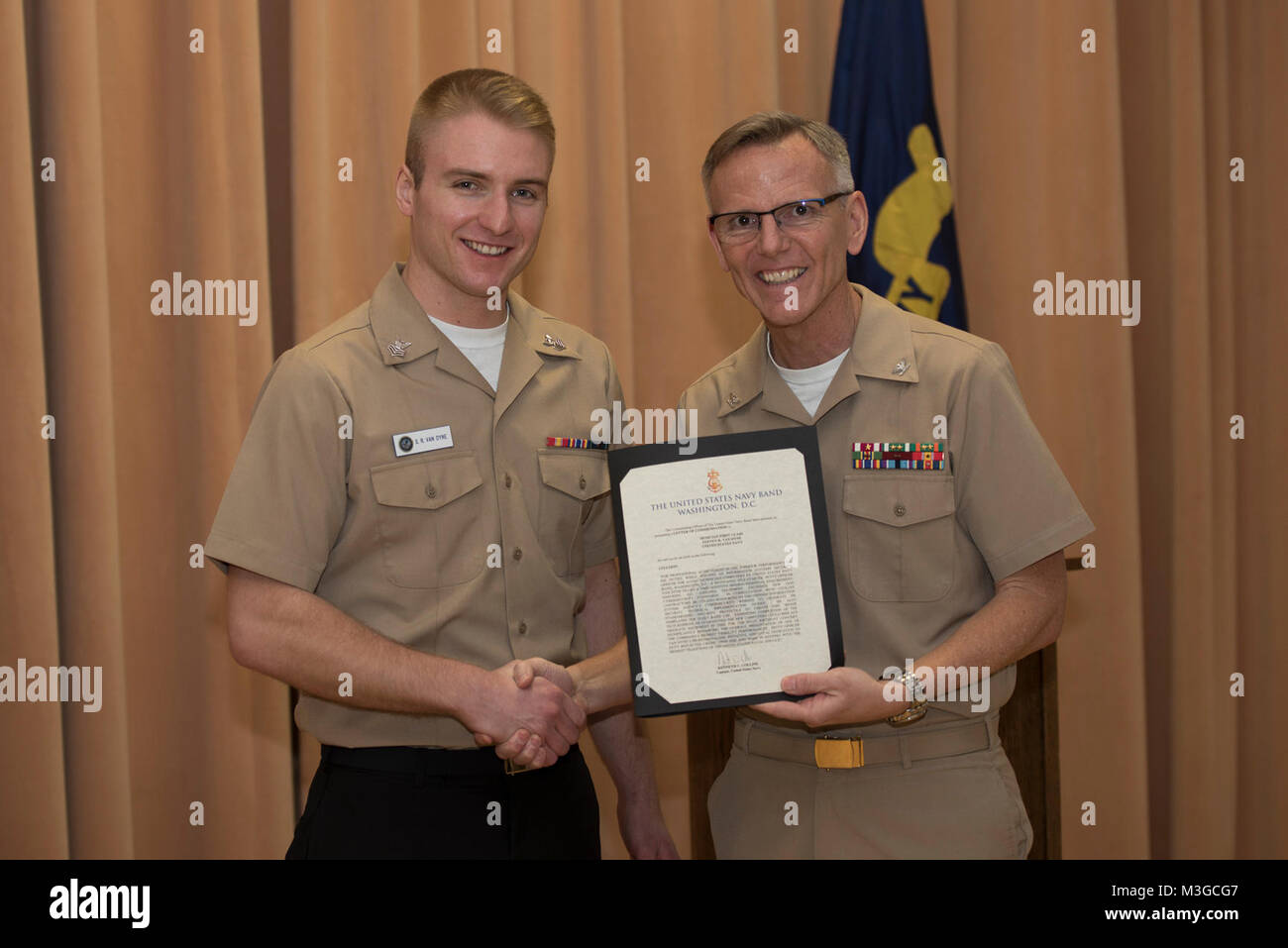 WASHINGTON (GEN. 31, 2018) capitano Kenneth Collins, a destra presenta un musicista di prima classe e Steven van Dyne, sinistra, con una lettera di raccomandazione a gennaio tutte le mani in veleria sulla storica Washington Navy Yard. (U.S. Navy Foto Stock