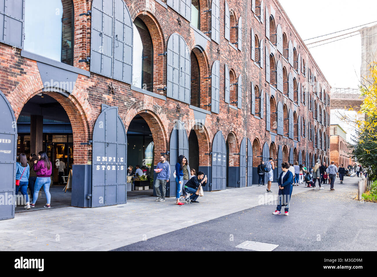 Brooklyn, Stati Uniti d'America - 28 Ottobre 2017: Dumbo fuori dall esterno all'aperto in NYC New York City, la gente a piedi dal West Elm negozi di quartiere Foto Stock