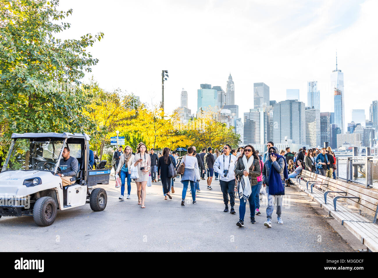 Brooklyn, Stati Uniti d'America - 28 Ottobre 2017: fuori all'aperto in NYC New York City Ponte di Brooklyn Park con molti folla di persone sul lungomare su East River, cit Foto Stock