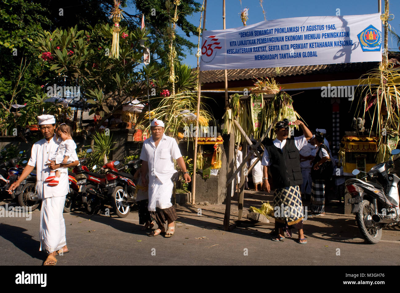 I riti e le celebrazioni indù in un tempio vicino a Kuta Bali Indoensia Foto Stock