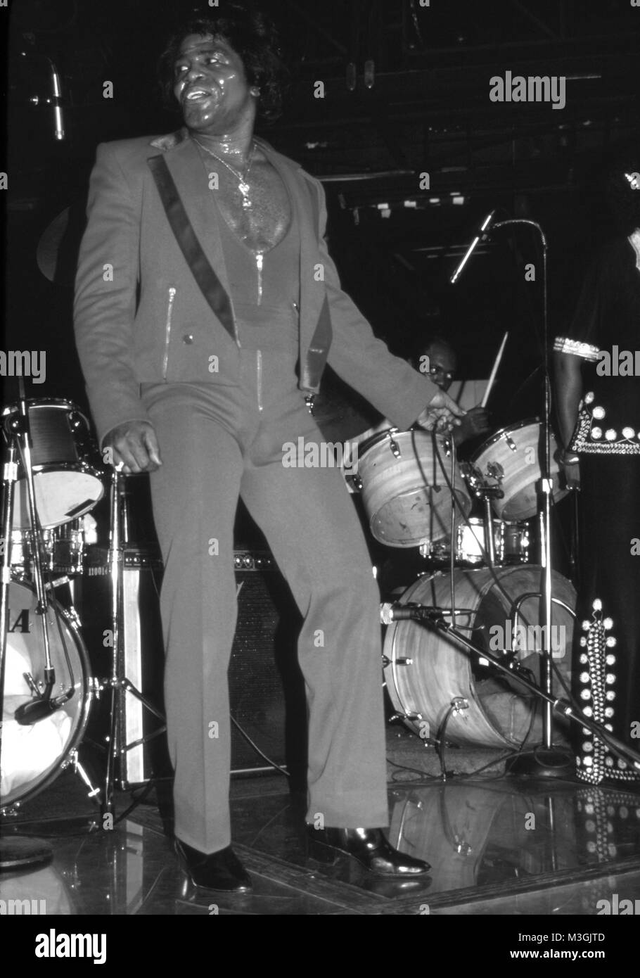 James Brown esecuzione presso il Red Parrot discoteca club e il 16 marzo 1983 a New York City. Credito: Walter McBride/MediaPunch Foto Stock