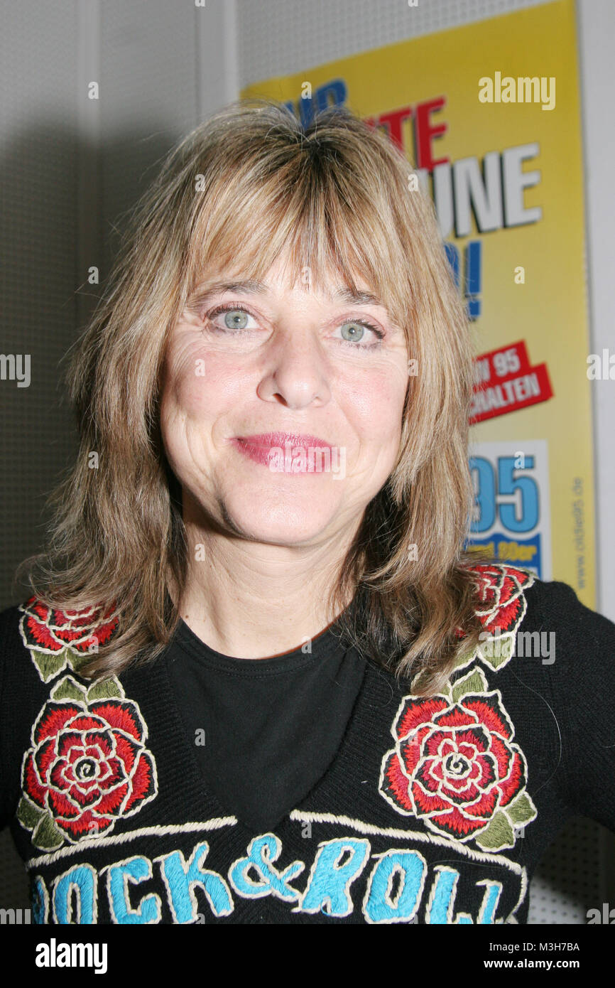 Suzy Quatro live bei Radio Hamburg Heute um 15.30 Uhr kam Oldie-Ikone Suzi Quatro ins Studio von Hamburgs Gute-Laune-Radio Oldie 95 am Speersort 10. Moderatore mit Manfred Müller sprach sie ueber ihr neues Album 'Torna alla guida', das Mitte Februar veroeffentlicht wird. Die 1950 in den USA als Susan Kay geborene Quatro Suzi Quatro gehoerte in den 1970er und fruehen 1980er Jahren zu den Superstars der internationalen Musikszene. Als "First Lady del Rock' a landete sie unter anderem mit "Can Can", "Se non puoi darmi amore", "egli è in amore con te' und Duett dem 'Stumblin' nell' mit Smokie Foto Stock