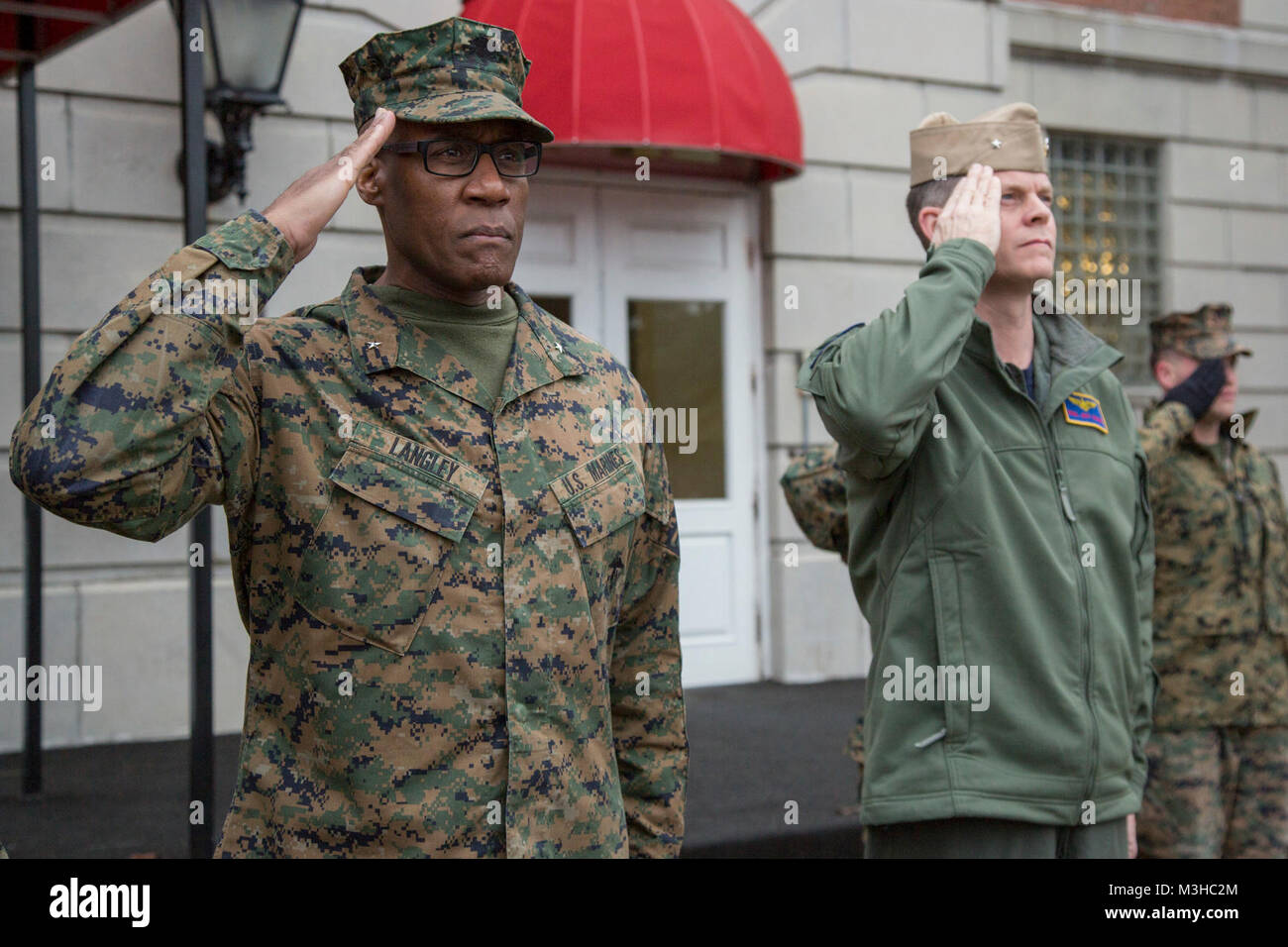 Stati Uniti Marine Corps Brig. Gen. Michael E. Langley, comandante generale, 2° Marine Expeditionary Brigade (seconda MEB), a sinistra, E DEGLI STATI UNITI La marina Admiral Jeffrey W. Hughes salutate i colori di Camp Lejeune, N.C., Febbraio 2, 2018. Hughes è a bordo di Camp Lejeune per la prima volta riunione con funzionari di alto livello dal 2 MEB nella speranza di integrazione attraverso entrambi i rami. (U.S. Marine Corps Foto Stock