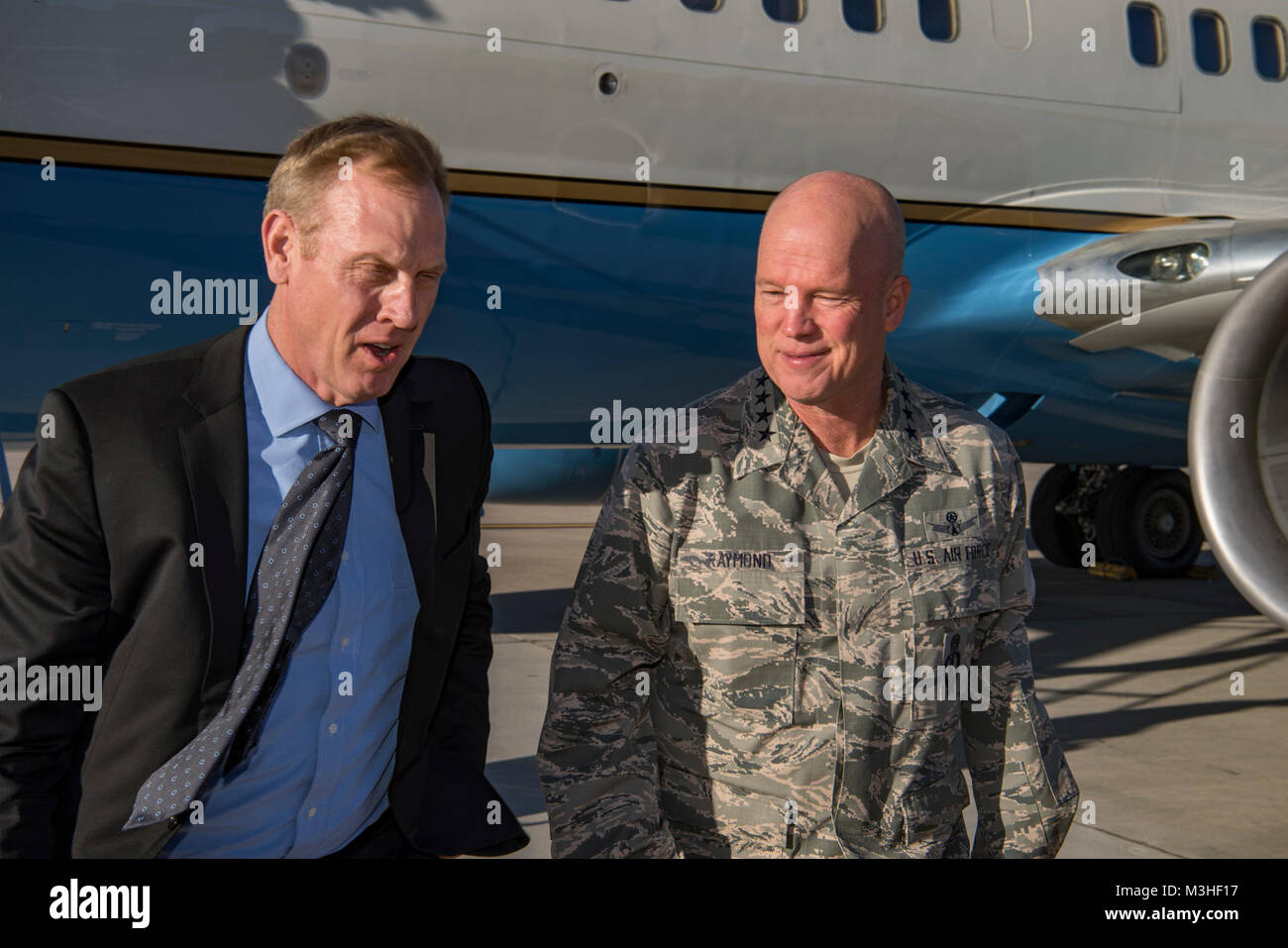 Stati Uniti Air Force gen. Jay Raymond (destra), comandante della Air Force Space Command, accoglie il Vice Segretario della Difesa Patrick Shanahan (sinistra) per Peterson Air Force Base in Colorado, Febbraio 5, 2018. (U.S. Air Force Foto Stock
