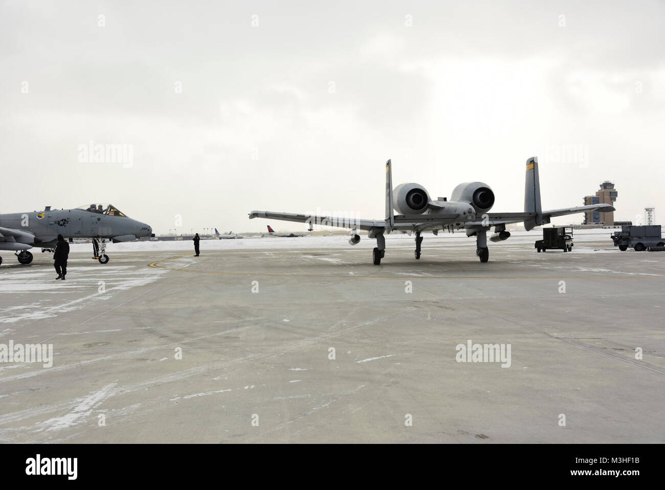 Due A-10C IIs Thunderbolt taxi per la partenza a Minneapolis-St. Paolo riserva d'aria Stazione, Minn., Febbraio 5, 2018. L'A-10 Demo Team visitato Minneapolis per supportare una forza aerea del patrimonio del cavalcavia di volo per il Super Bowl 52. (U.S. Air Force Foto Stock
