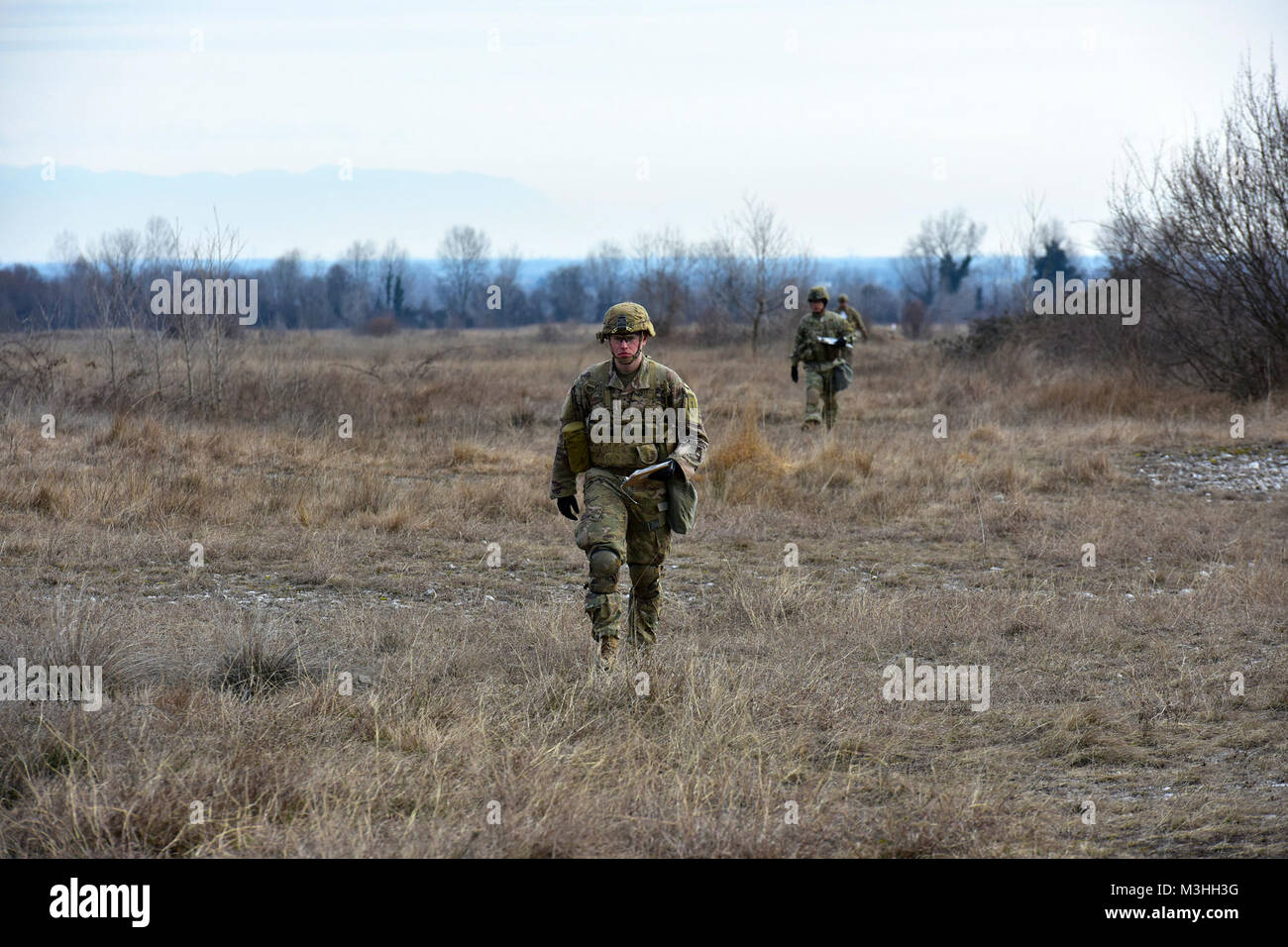 Stati Uniti Paracadutisti dell'esercito assegnata al 1° Battaglione, 503rd Reggimento di Fanteria, 173rd Airborne Brigade navigare terreno durante una navigazione terrestre per il giro di collaudo per il fante esperto Badge. I soldati devono completare un numero di prerequisiti e passare a una batteria di test classificato sulla base delle competenze di fanteria 6 febbraio 2018 a Cellina Meduna area, Pordenone, Italia. (U.S. Esercito Foto Stock