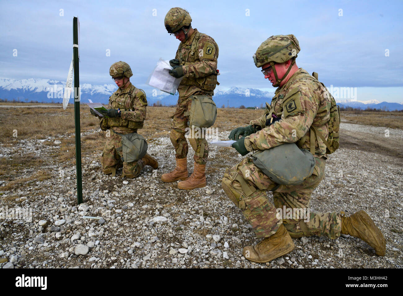 Stati Uniti Paracadutisti dell'esercito assegnata al 1° Battaglione, 503rd Reggimento di Fanteria, 173rd Airborne Brigade plot un punto su una mappa per una navigazione terrestre evento durante il giro di collaudo per il fante esperto Badge. I soldati devono completare un numero di prerequisiti e passare a una batteria di test classificato sulla base delle competenze di fanteria 6 febbraio 2018 a Cellina Meduna area, Pordenone, Italia. (U.S. Esercito Foto Stock