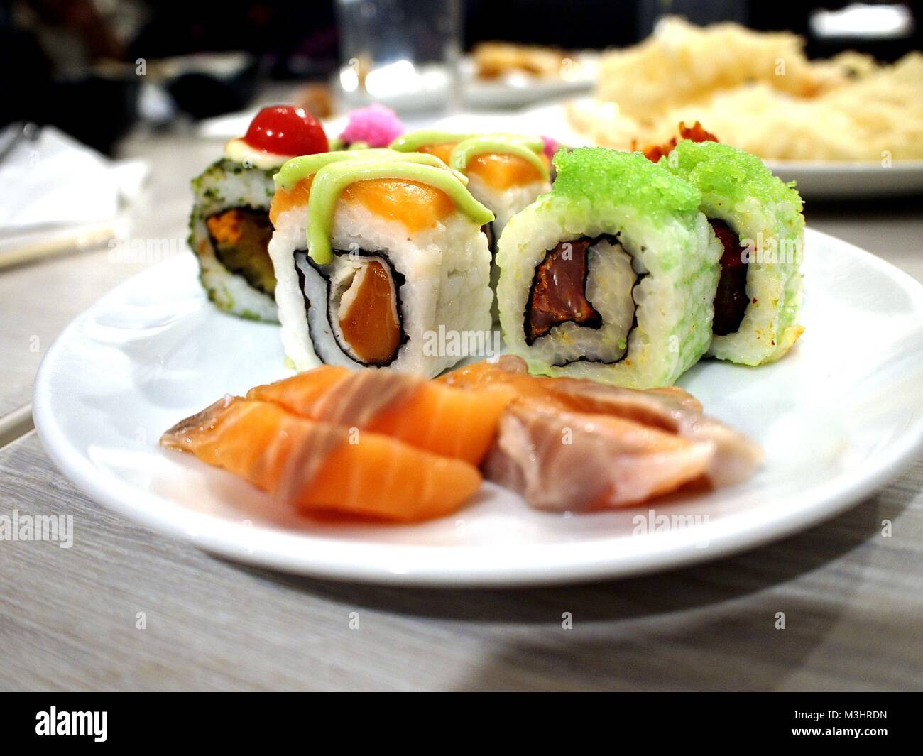 Foto di un piatto di sushi e sashimi fresco Foto stock - Alamy