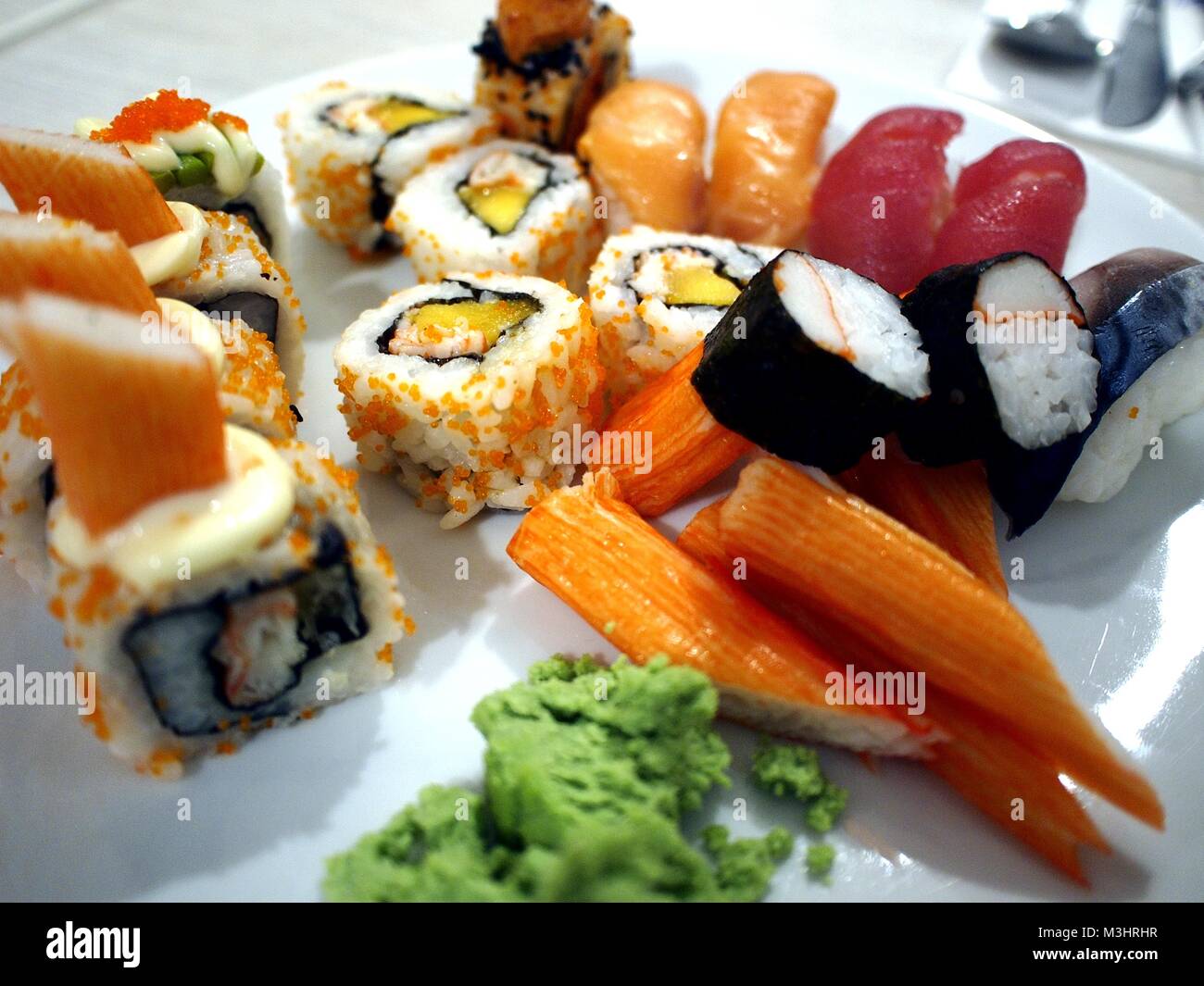 Foto di un piatto di sushi e sashimi fresco Foto stock - Alamy