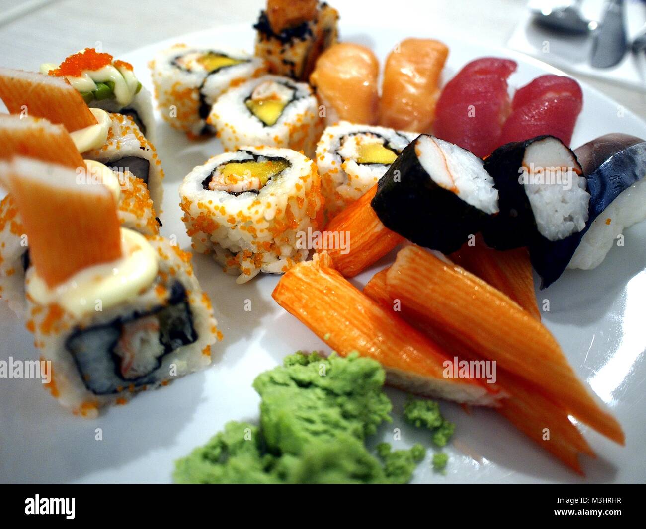 Foto di un piatto di sushi e sashimi fresco Foto Stock
