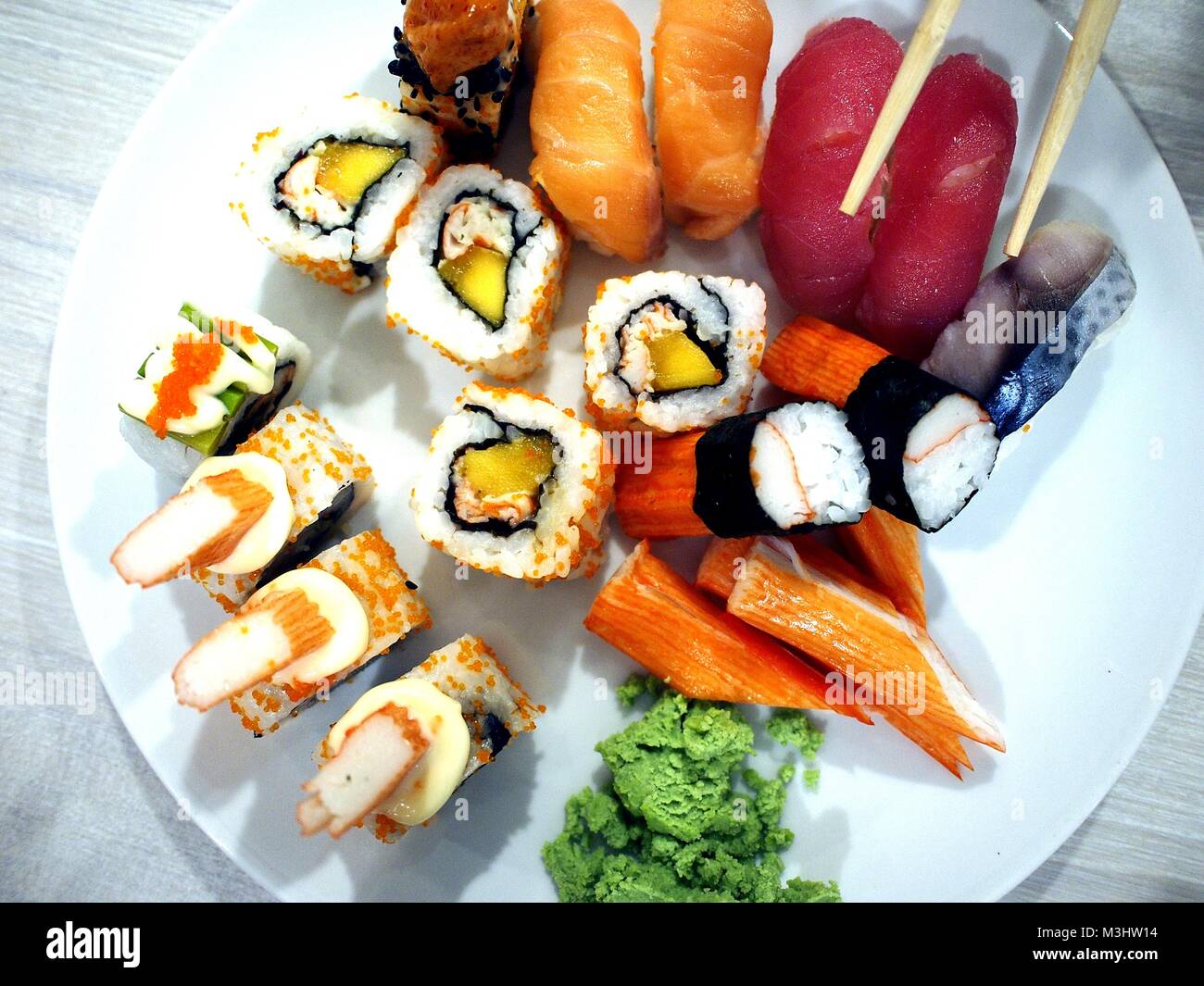 Foto di un piatto di sushi e sashimi fresco Foto Stock
