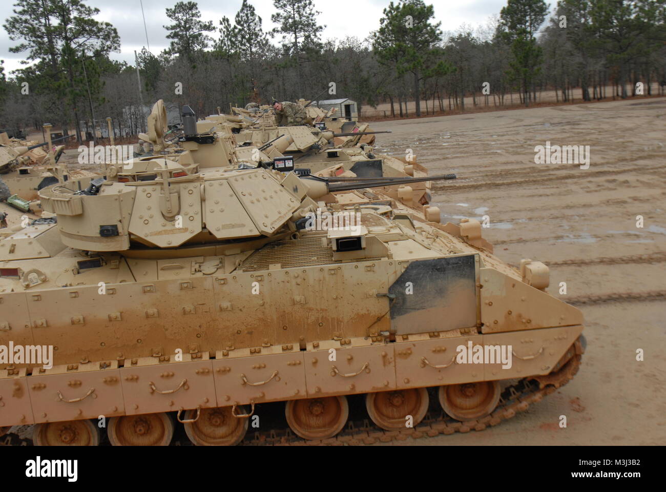I soldati della Carolina del Nord la Guardia Nazionale, 1-252nd Armor reggimento trentesimo Armored Brigade Combat Team, preparare i loro Bradley veicoli da combattimento per la formazione a Fort Bragg, N.C., nel febbraio 10, 2018. (U.S. Esercito foto di Sgt. Motivo Forsyth) Foto Stock