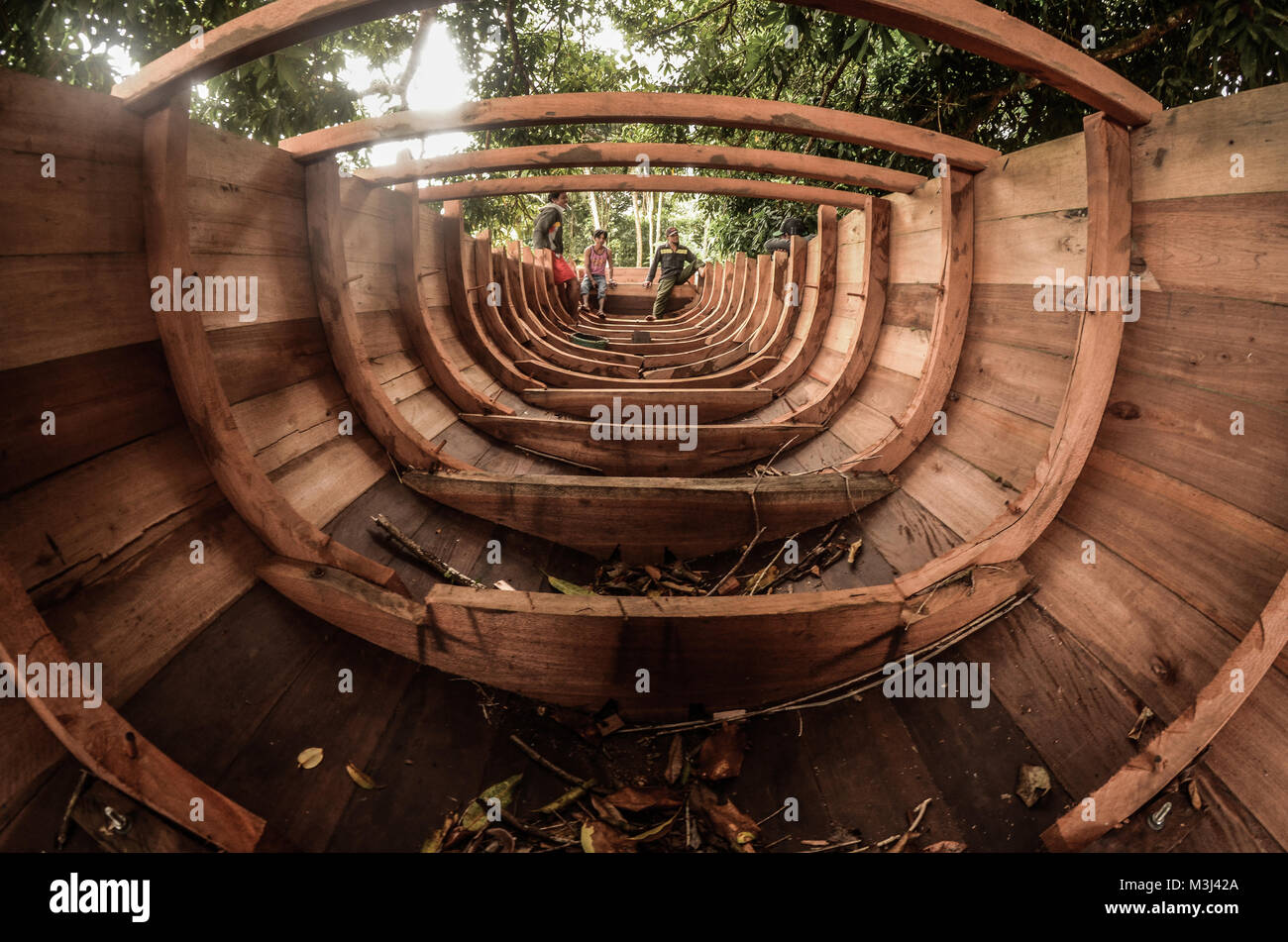 Il Sulawesi tradizionali in legno barca da pesca vengono compiuti dai pescatori locali. Foto Stock