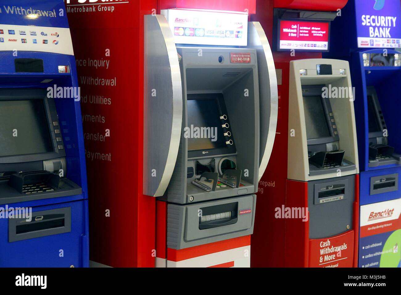 TAYTAY, Rizal, Filippine - 29 gennaio 2018: le righe di altra banca ATM all'interno di un esercizio commerciale shopping mall. Foto Stock