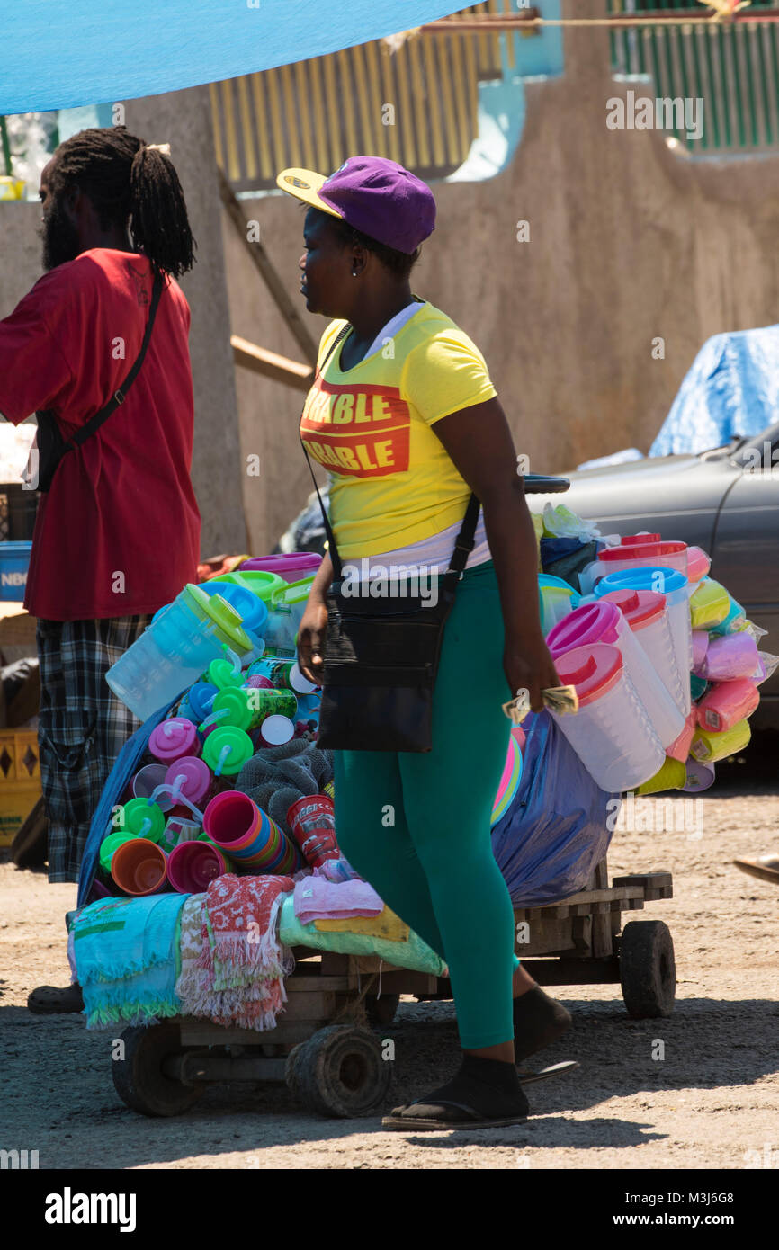 Commerciante di mercato con colorati carrello pieno di merci a Ocho Rios mercato, Giamaica, West Indies, dei Caraibi Foto Stock