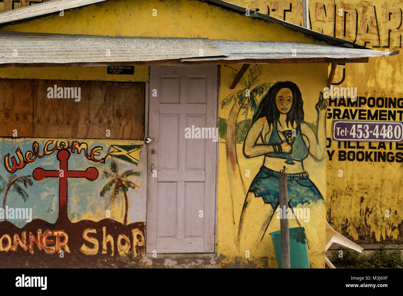 Pubblicità sul punto vendita nell'area mercato di Ocho Rios, Giamaica, West Indies, dei Caraibi Foto Stock