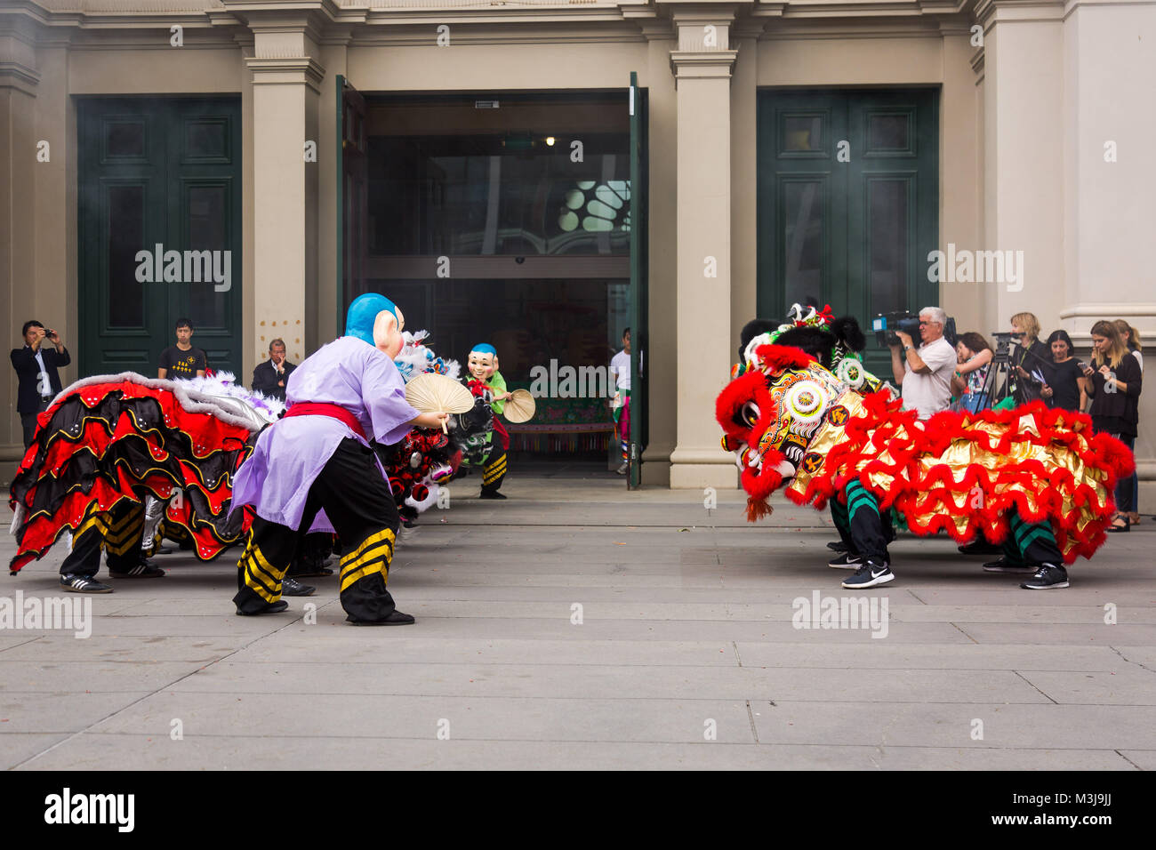 Melbourne, Australia. Xi Febbraio, 2018. Australia più lunga del drago imperiale - Sun Loong - rende il debutto di Melbourne in occasione della celebrazione del Nuovo Anno Cinese presso il Museo di Melbourne, Australia il 11 febbraio 2018. Credito: Dave Hewison sport/Alamy Live News Foto Stock