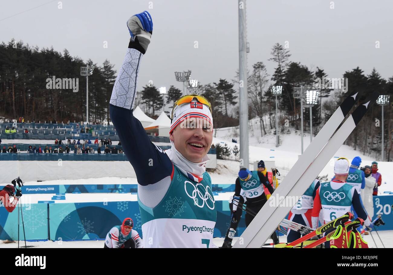 Gangneung, Corea del Sud. Xi Febbraio 2018. Simen Hegstad Krueger (NOR) celebra la vittoria. Mens 15km Skiathlon. Lo sci di fondo. Pyeongchang2018 Olimpiadi invernali. Alpensia cross country center. Alpensia. Gangneung. Repubblica di Corea. 11/02/2018. Credito: Sport In immagini/Alamy Live News Foto Stock