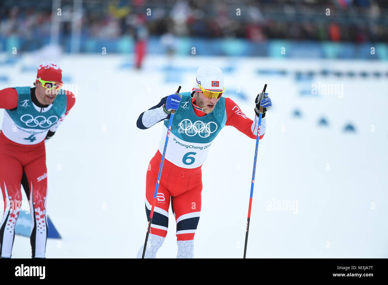 Pyeongchang, Corea del Sud. Xi Febbraio, 2018. Martin Johnsrud Sundby di Norvegia (R) compete durante gli uomini 15km 15km Skiathlon caso di Sci di fondo al 2018 PyeongChang Giochi Olimpici Invernali a Alpensia Sci di fondo Centro in PyeongChang, Corea del Sud, il 11 febbraio, 2018. Martin Johnsrud Sundby ha vinto la medaglia d'argento nel tempo di 1:16:28.0. Credito: Wang Song/Xinhua/Alamy Live News Foto Stock