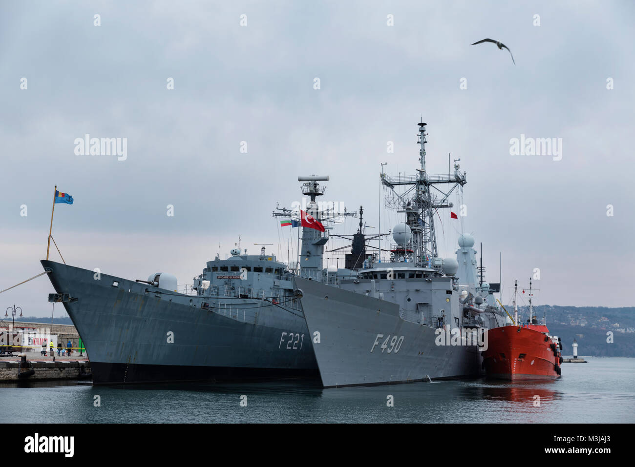 Il 10 febbraio 2018, porto Varna, Bulgaria. Questa è la seconda permanente gruppo navale di navi di sorveglianza della NATO (inserto SNMG2) sotto il comando del capitano Michael Utley della Royal Navy.Il gruppo è composto da una nave ammiraglia HMS DUNCAN (Royal Navy Ship), TCG GAZIANTEP (turco nave della marina americana) e ROS REGELE FERDINAND (Rumeno navy ship).Le navi visita regolarmente il porto di Varna come parte della NATO ha rafforzato la presenza nella regione del Mar Nero a sostegno della sovranità nazionale attraverso la difesa collettiva. Foto Stock