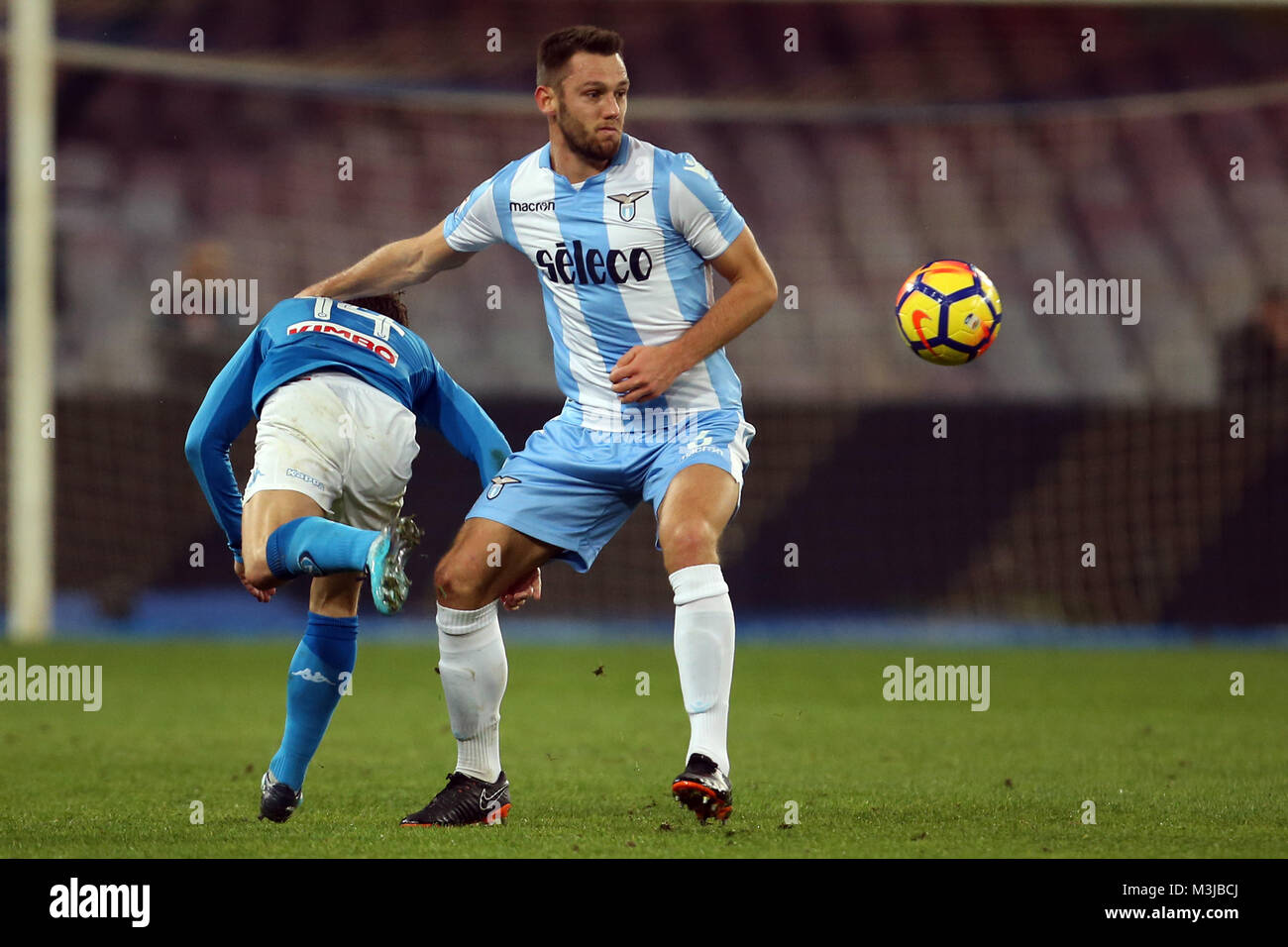 Napoli, Italia. Il 10 febbraio 2018, Stadio San Paolo napoli, Italia; di calcio della Serie A, Napoli contro la Lazio; Stefan De Vrij (R) del Lazio sfide Dries Mertens di Napoli Credito: Giampiero Sposito/Alamy Live News Foto Stock