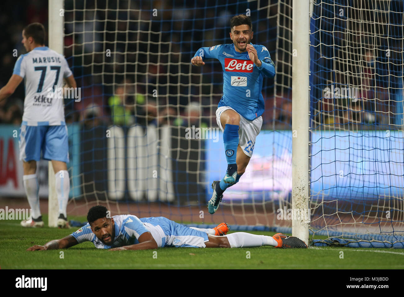 Napoli, Italia. Il 10 febbraio 2018, Stadio San Paolo napoli, Italia; di calcio della Serie A, Napoli contro la Lazio; Lorenzo Insigne (R) di Napoli per celebrare un proprio gol segnato da Wallace (fondo) del Lazio Credito: Giampiero Sposito/Alamy Live News Foto Stock